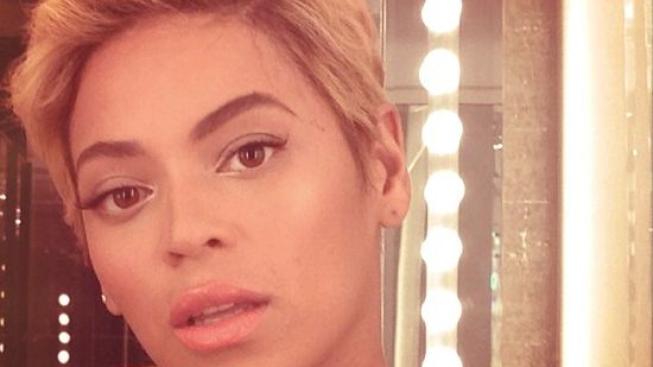 Tomu neuvěříte! Beyoncé shodila hřívu a už je taky nakrátko!