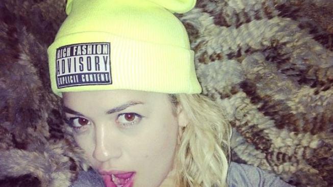 Rita Ora je rváč! podívejte se jak mlátí do obrovského chlapa