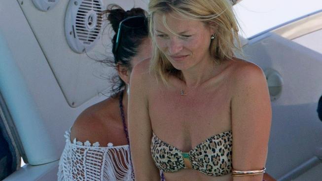 Tohle tělo vydělává miliony ročně.Kate Moss bez makeupu a v leopardích plavkách