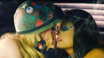 Sexy vojanda Avril Lavigne předvedla líbačku s holkou v novém videoklipu!