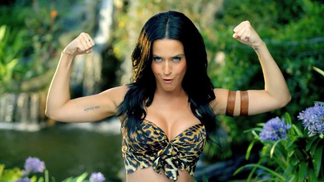 Katy Perry pustila do světa svůj další vtipný videoklip. Stala se z ní sexy pralesní žena