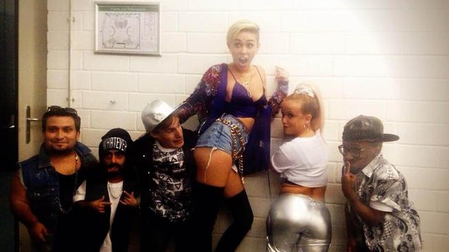 Miley Cyrus vystoupila s liliputími muzikanty a světe div se! Chovala se normálně!