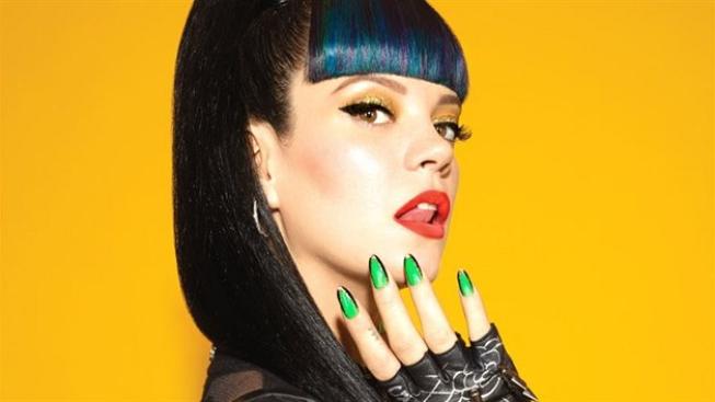 VIDEO: Lily Allen nepotřebuje kroutit zadkem, má přece mozek