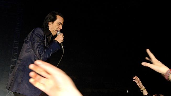 „Zářím a létám, podívejte!” křičel v Praze Nick Cave