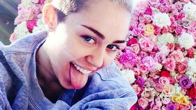 Miley Cyrus přeje ve videu pěkné vánoce a u toho ukazuje svůj penis