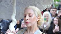 Lady Gaga nafotila kampaň pro Versace a ukázala tvář před retuší
