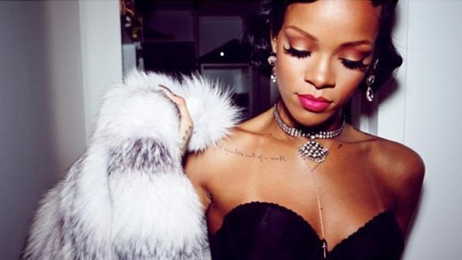 Rihanna odhazuje čím dál častěji podprsenku
