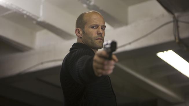 Jason Statham předvedl svoji svalnatou postavu i surfařské dovednosti