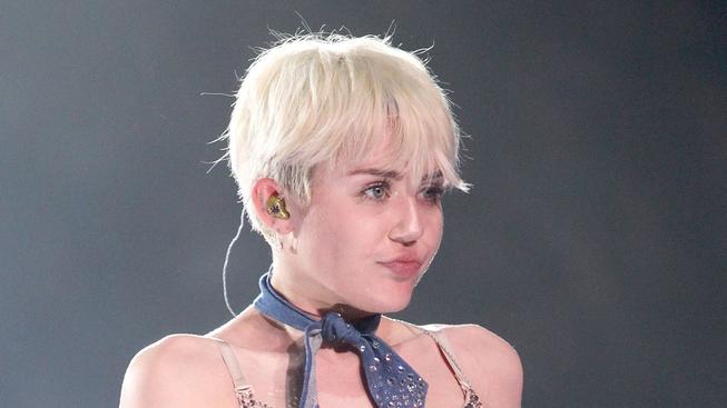 Miley Cyrus ukázala prsa na přebalu nového singlu