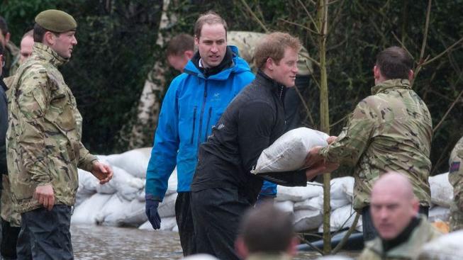 Princové Harry a William se práce nebojí. Přiložili ruku k dílu v těžkých chvílích