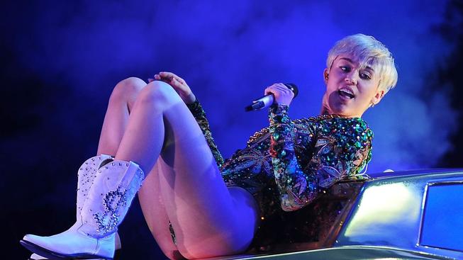 Miley Cyrus: Její nové turné pohoršuje rodiče a ti žádají zrušení