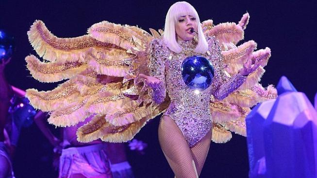 Lady Gaga během koncertu předvedla peep show