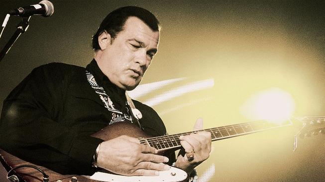 Akční hrdina s kytarou: Steven Seagal rozezní struny na Rock for people