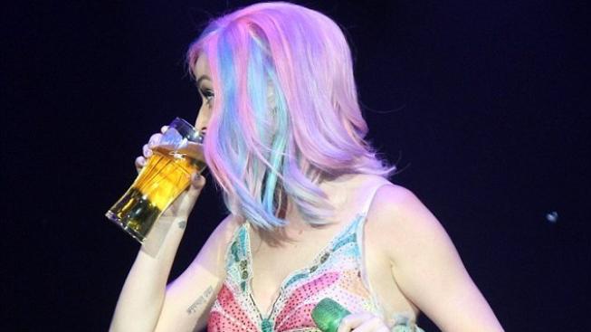 Ještě jednu pintu? Katy Perry si přímo na pódiu dala pivo