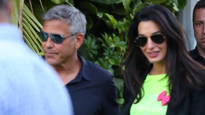 Amal Alamuddin, snoubenka George Clooneyho, se pochlubila nádherným zásnubním prstenem