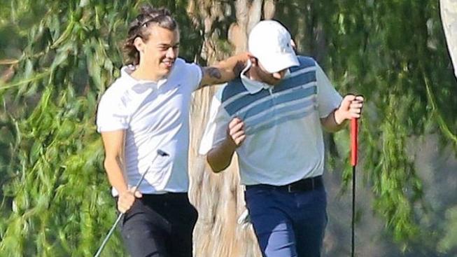 Harry Styles vyrazil s kamarádem na golf