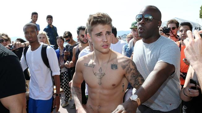 Trapas: Polonahý Justin Bieber se promenoval v Cannes