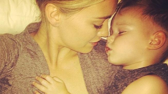 Milující máma: Hilary Duff uspává svého synka