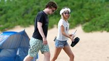 Emma Roberts a její snoubenec Evan Peters si užívají na Havaji