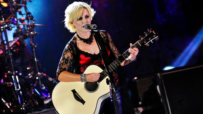 Zpěvačka a kytaristka skupiny The Cranberries byla zatčena