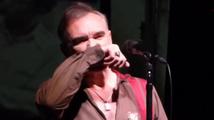Steven Patrick Morrissey: Během koncertu v Polsku utekl z pódia