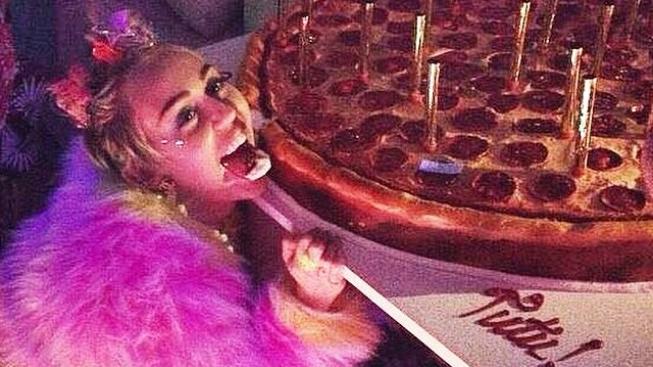 Miley Cyrus oslavila narozeniny v prostorách plných erotických pomůcek