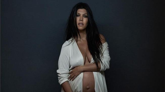 Těhotná Kourtney Kardashian se svlékla pro DuJour