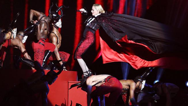 VIDEO: Madonna se zřítila ze schodů