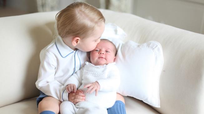 Foto měsíce: Princ George pusinkuje princeznu Charlotte