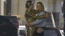 Miley Cyrus a Stella Maxwell: Vášnivá líbačka na parkovišti