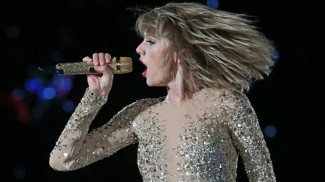 Taylor Swift v ohrožení: Fanatický fanoušek se ji snažil strhnout z pódia