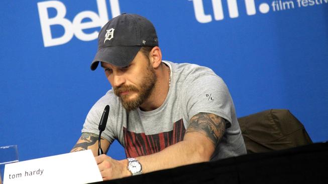 Vytočený Tom Hardy umlčel reportéra, který se ho zeptal na jeho sexuální orientaci