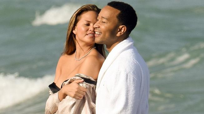 Už je to tady! Chrissy Teigen a John Legend čekají první miminko