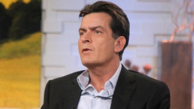 Zahraniční bulvární magazíny spekulují o tom, že Charlie Sheen má AIDS