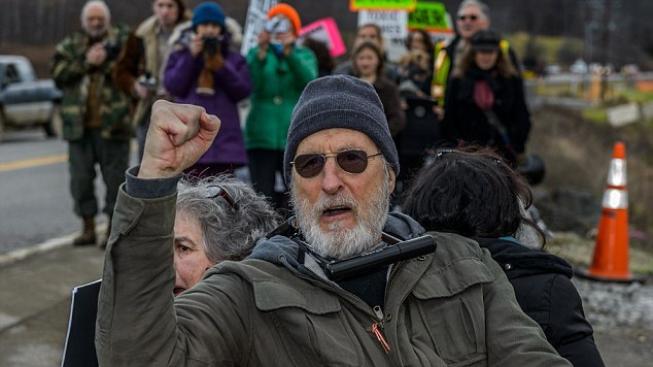 Herec známý z filmů Babe či Zelená míle byl zatčen při protestu proti výstavbě elektrárny