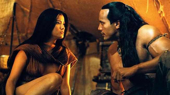Kelly Hu a Dwayne Johnson ve filmu Král Škorpión
