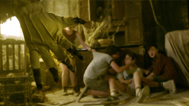 Návrat ďábelské Annabelle, hororového klauna a další trailerové novinky