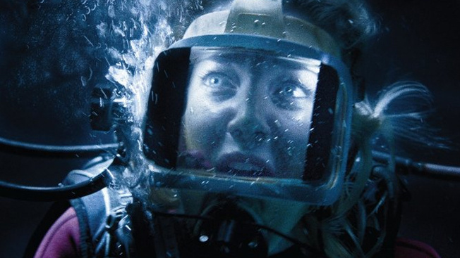 Krvelačný boj se žraloky, komedie s Brucem Willisem a další trailerové novinky