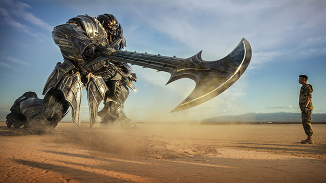 Filmové premiéry: Vizuální podívaná Michaela Baye a divoká dámská jízda