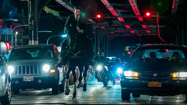 Filmové premiéry: Zabiják v roli psance a neuvěřitelný horolezecký výkon