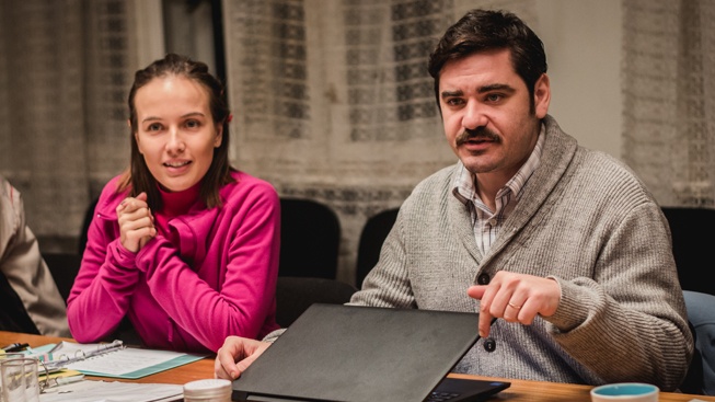 Filmové premiéry: schůze v jednom činžovním domě a zrádce v řadách mafie