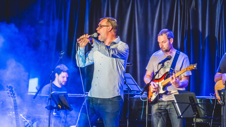 Písničkář Honza Roušar vydal ke svým čtyřicátinám nové album. Pokřtil jej legendární hudebník a textař Ivan Hlas