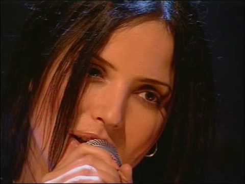 Profilový obrázek - 2001-04 - The Corrs - Give Me a Reason (Live @ TOTP)