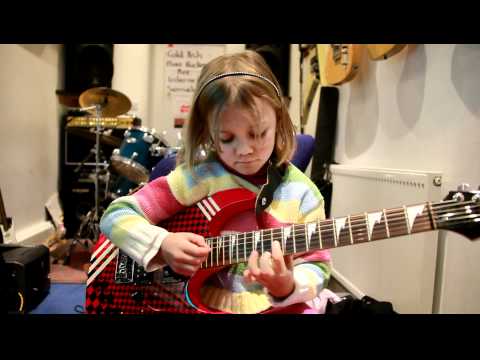 Profilový obrázek - 7 year old Mini Band guitarist Zoe plays Sweet Child O Mine by Gun' 'N Roses