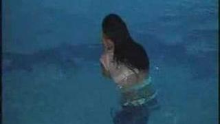 Karin Haydu spadla pri nakrúcaní do bazéna