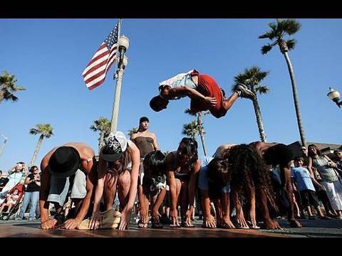 Profilový obrázek - A day in Huntington Beach california- breakdancers/street performers/dancers- the flying tortillas