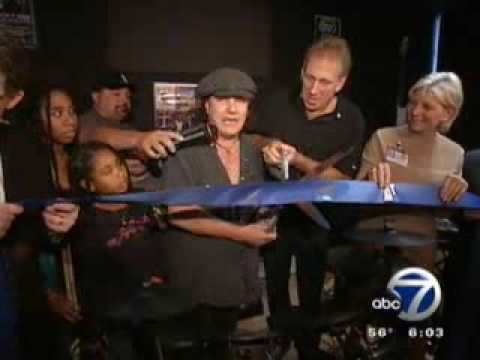 Profilový obrázek - AC/DC Singer Brian Johnson @ Music Therapy Room Ribbon Cutting w/ ABC News Holes and Hearts
