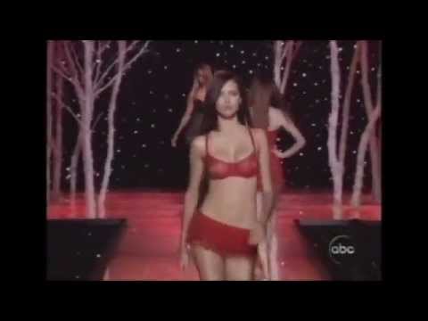 Profilový obrázek - Adriana Lima Victoria's Secret runway moments