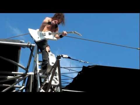 Profilový obrázek - AIRBOURNE * Joel O`Keeffe High Climbing Guitar Solo @ Sonisphere 2011 *