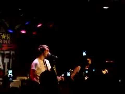 Profilový obrázek - Alex Gaskarth performing Remembering Sunday live. Super high quality. (He also laughs at my poster)